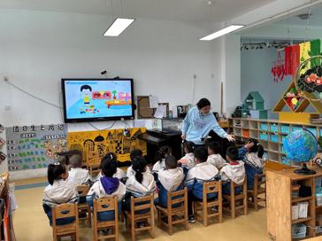 曲塘镇社区教育中心走进幼儿园开展“拒绝校园欺凌，构建和谐校园”主题法制教育活动