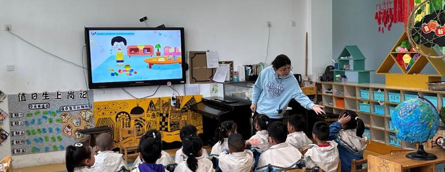 曲塘镇社区教育中心走进幼儿园开展“拒绝校园欺凌，构建和谐校园”主题法制教育活动