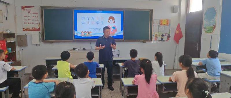 礼仪润童心 文明伴成长